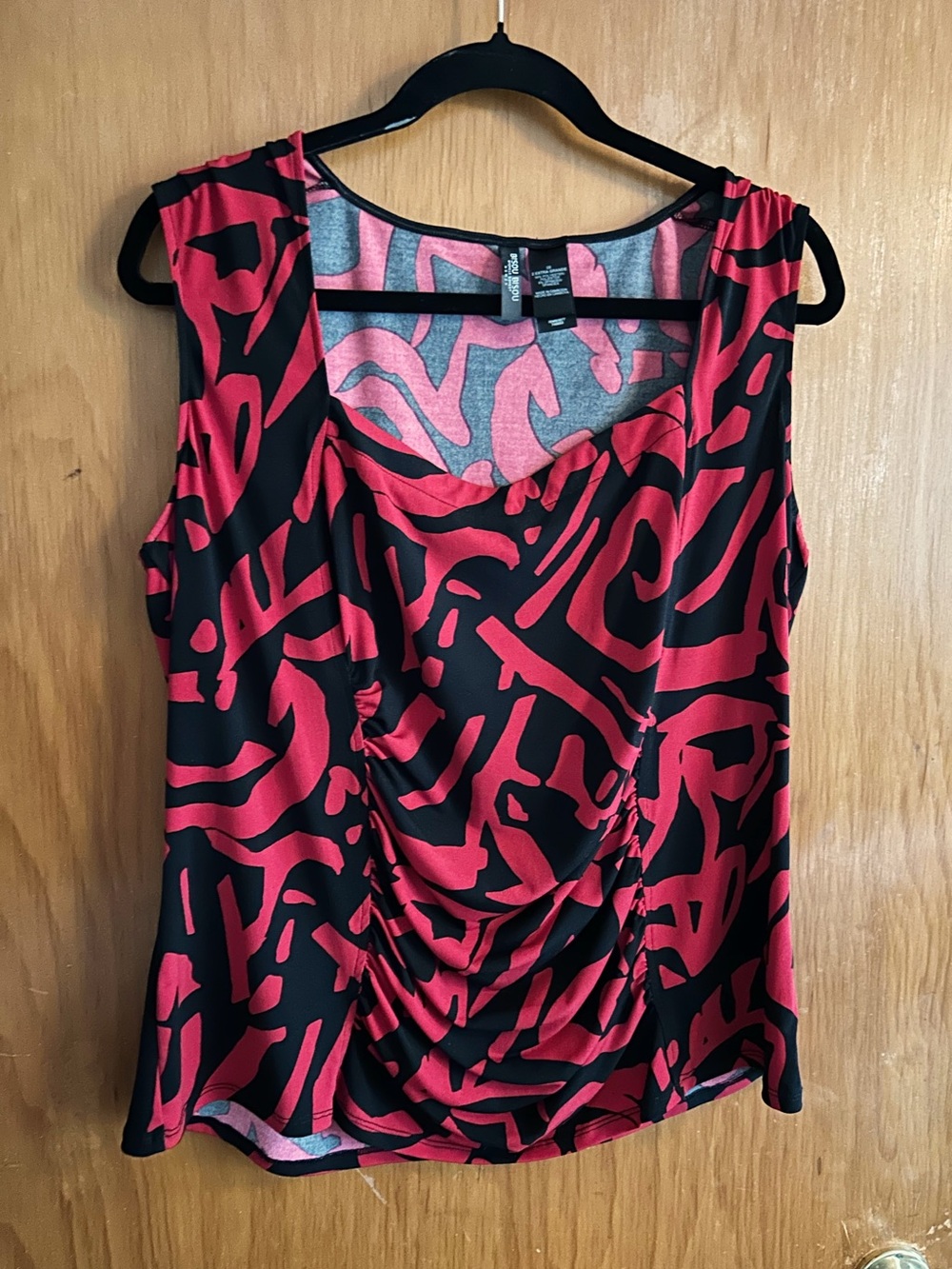 Bisou Bisou Black & Red Sleeveless Ruched Front Print Camisole